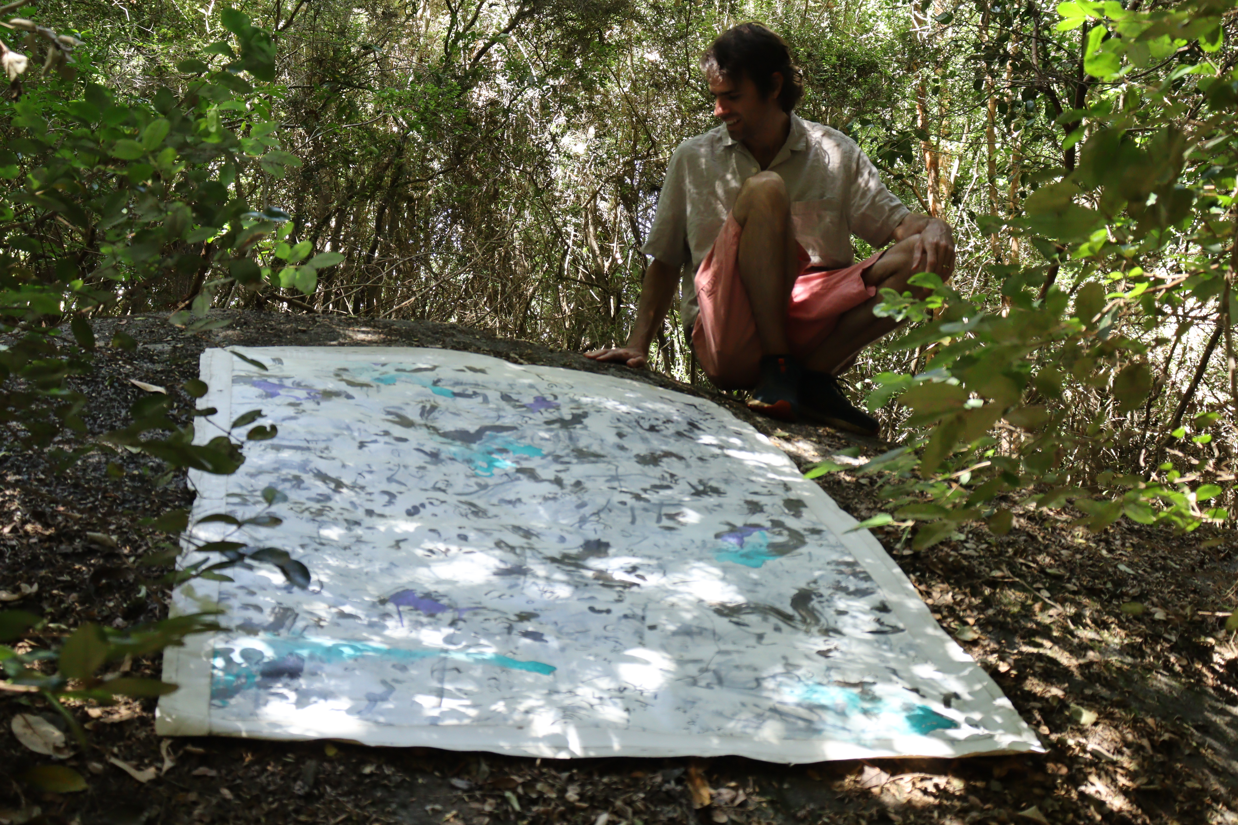 Ignacio Barceló junto a una de sus obras